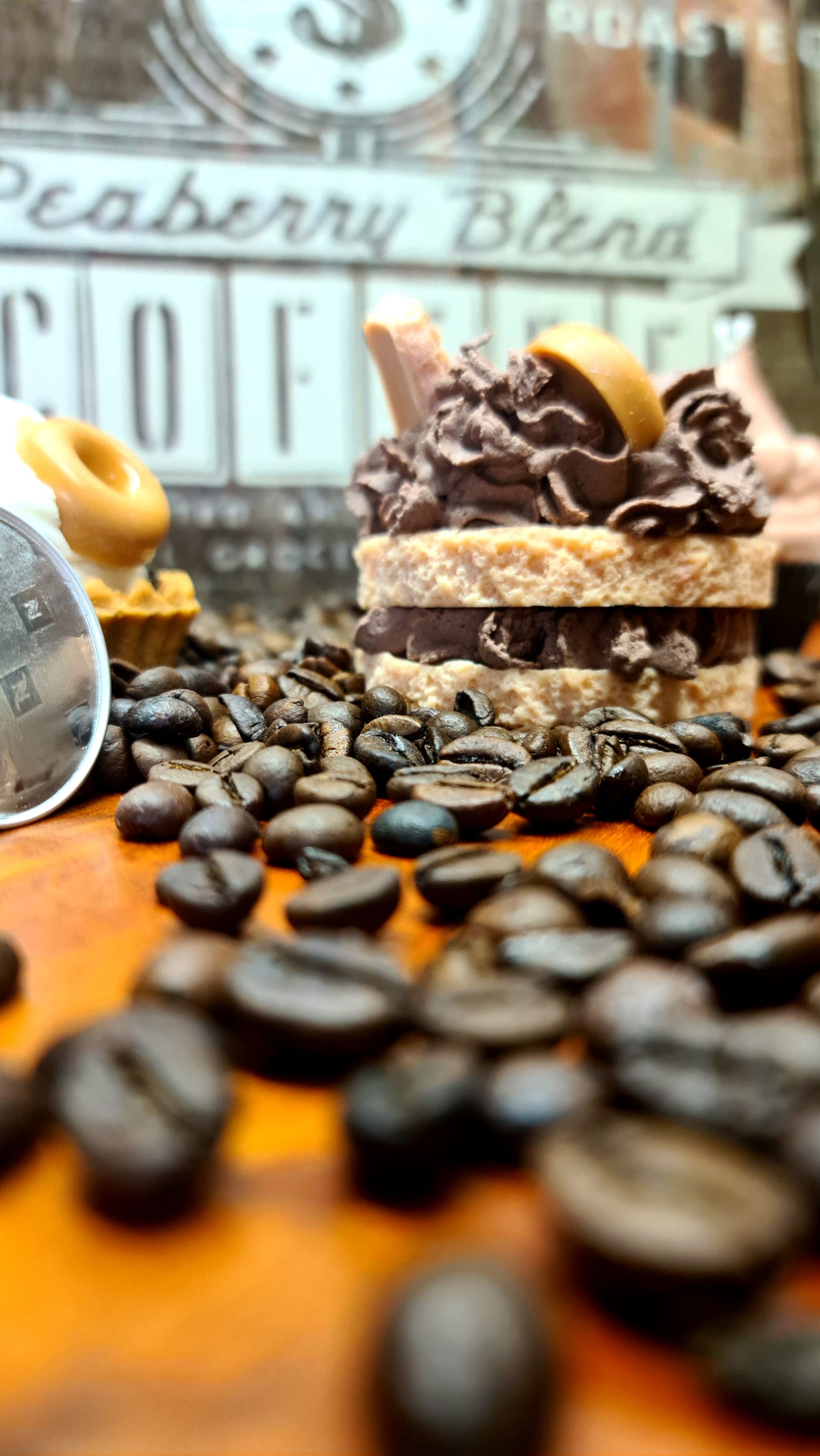 LAVURI® Caramel Cake - Torte mit Schlagsahne , Schokoriegel und Keksringe als Verzierung