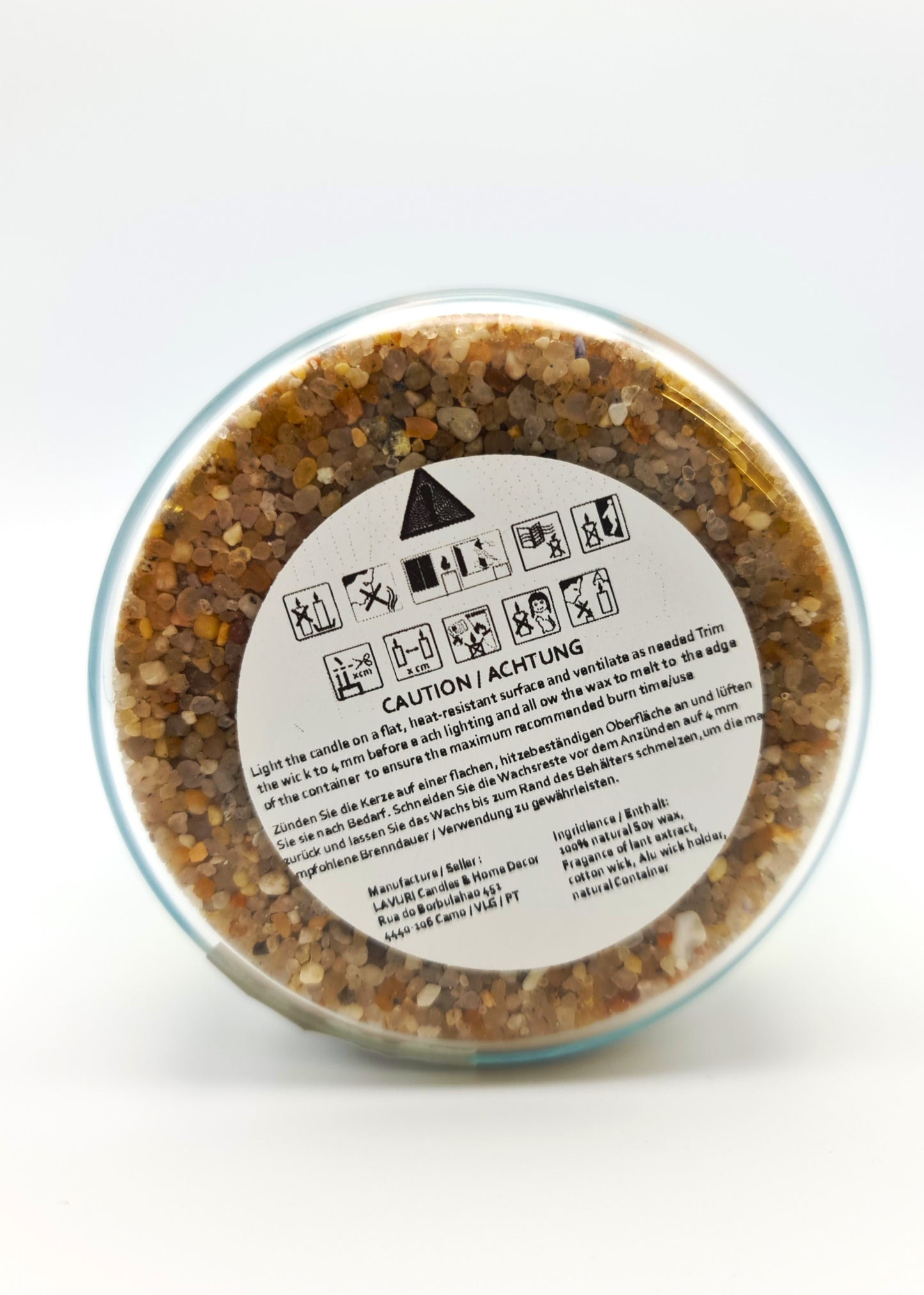 LAVURI® PRAIA Strandkerze mit handverlesenem Sand und Muscheln aus Portugal in glitzerndem Gelwachs und 100 % natürlichem Sojawachs als Topping.