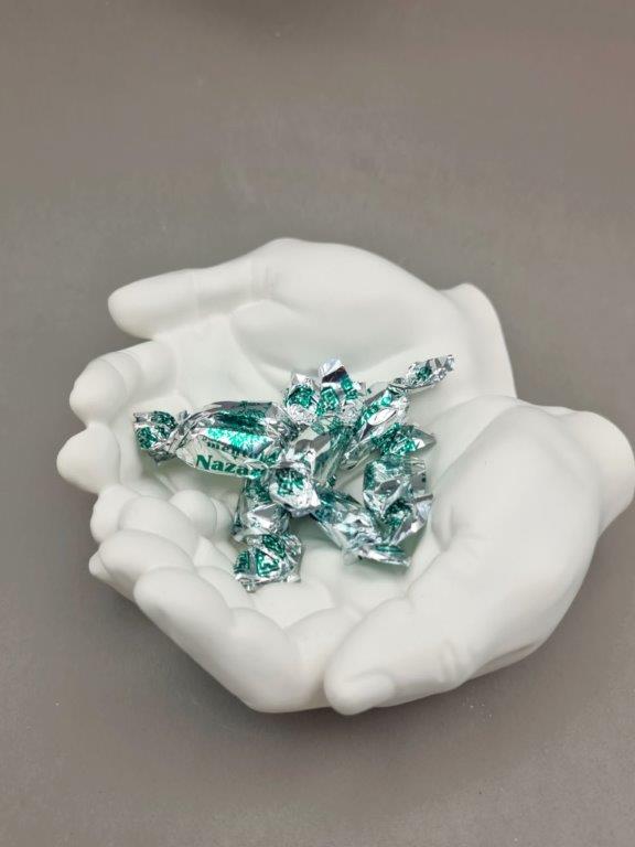 LAVURI® Deko Hands Schmuck- Deko- Skulptur- Kerzensand Bonbon- Schale weiß + Korkschutz