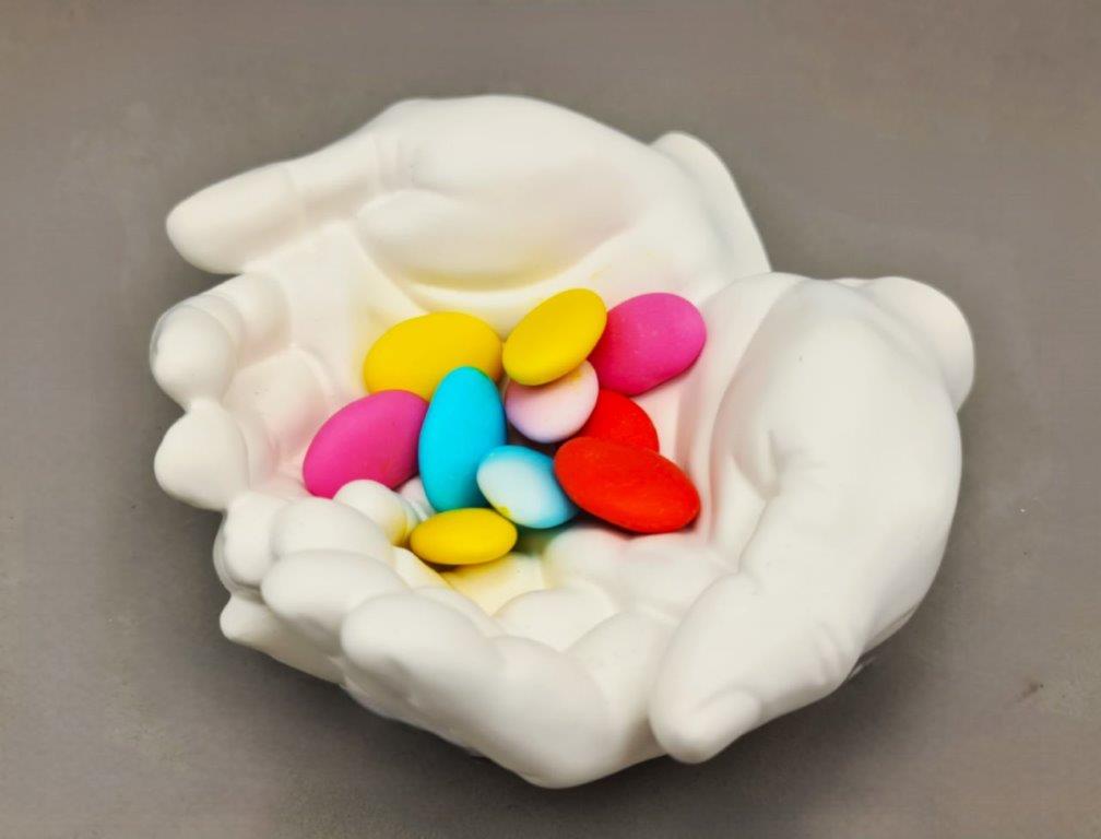 LAVURI® Deko Hands Schmuck- Deko- Skulptur- Kerzensand Bonbon- Schale weiß + Korkschutz