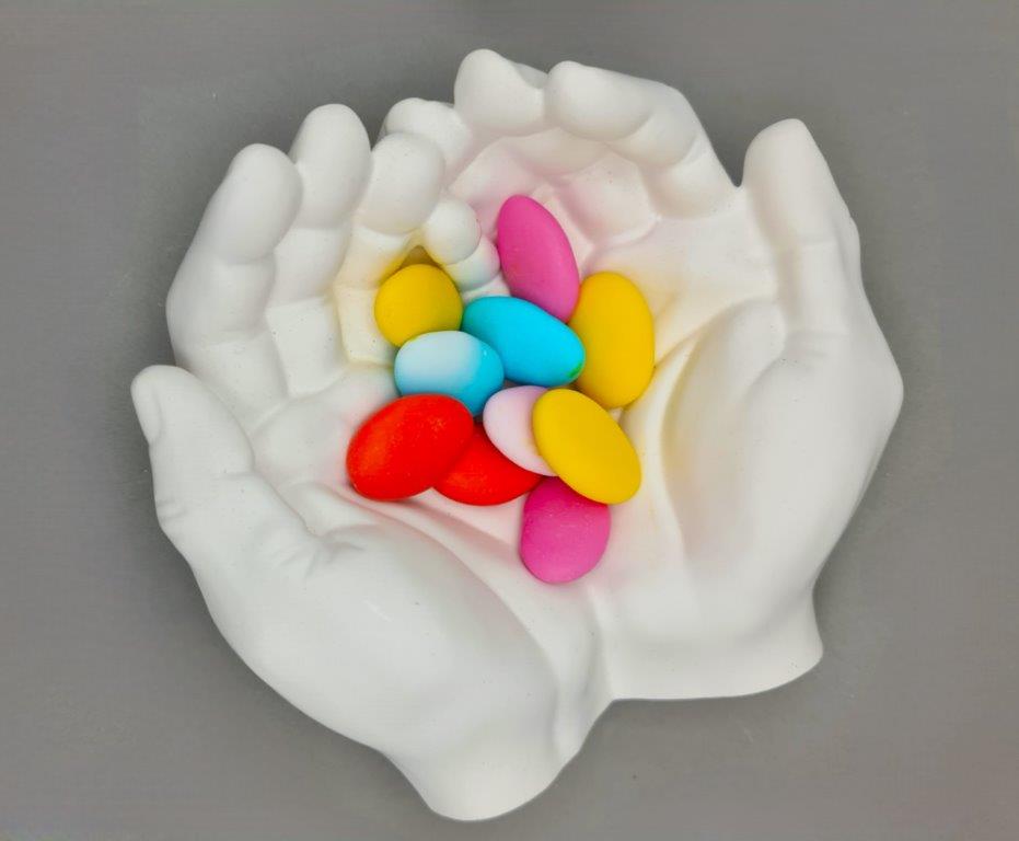 LAVURI® Deko Hands Schmuck- Deko- Skulptur- Kerzensand Bonbon- Schale weiß + Korkschutz