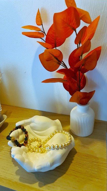 LAVURI® Deko Hands Schmuck- Deko- Skulptur- Kerzensand Bonbon- Schale weiß + Korkschutz
