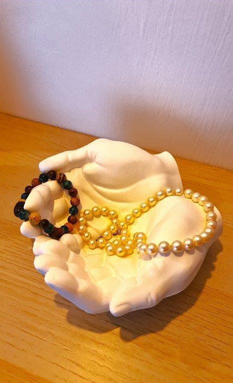 LAVURI® Deko Hands Schmuck- Deko- Skulptur- Kerzensand Bonbon- Schale weiß + Korkschutz