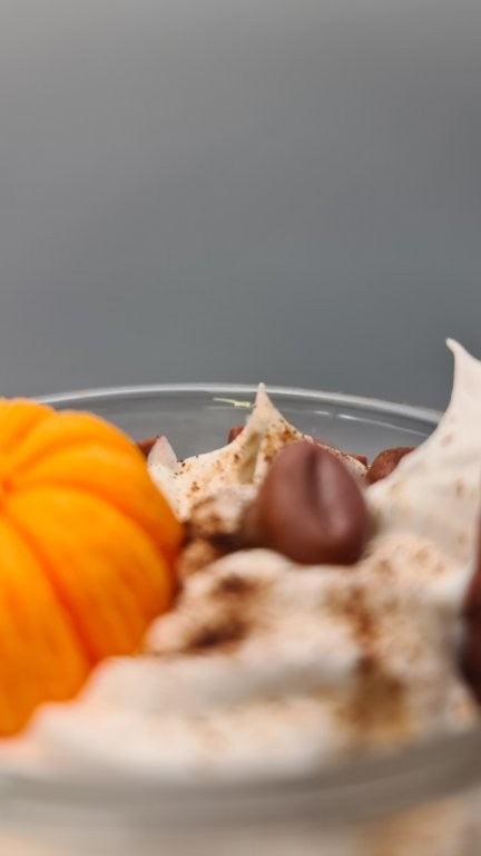 LAVURI® Spricy Pumpkin Soja Wachs Duftkerze biologisch vegan Herbst Geschenk detaillierte Verzierungen wiederverwendbar Henkel Glas handmade