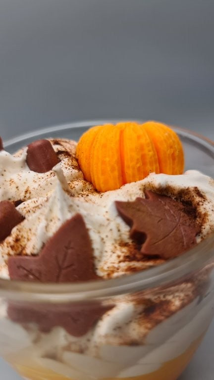 LAVURI® Spricy Pumpkin Soja Wachs Duftkerze biologisch vegan Herbst Geschenk detaillierte Verzierungen wiederverwendbar Henkel Glas handmade