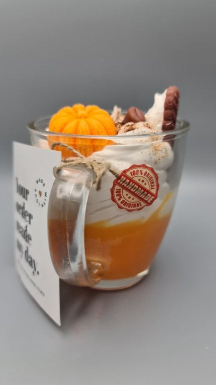 LAVURI® Spricy Pumpkin Soja Wachs Duftkerze biologisch vegan Herbst Geschenk detaillierte Verzierungen wiederverwendbar Henkel Glas handmade