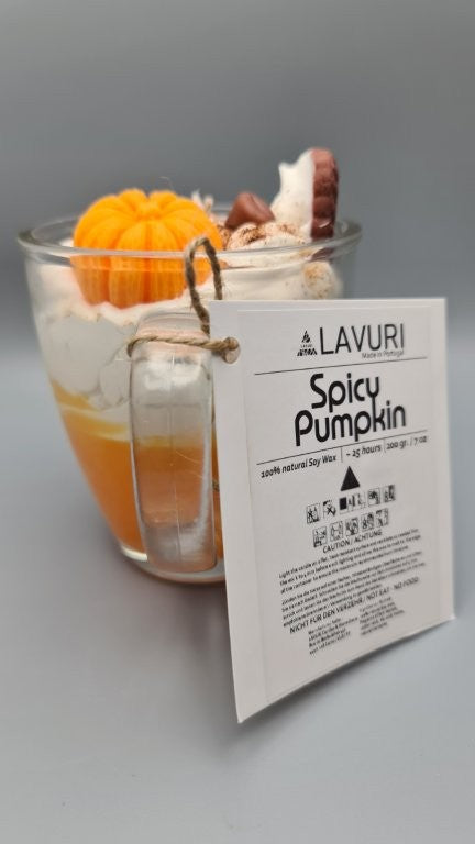LAVURI® Spricy Pumpkin Soja Wachs Duftkerze biologisch vegan Herbst Geschenk detaillierte Verzierungen wiederverwendbar Henkel Glas handmade