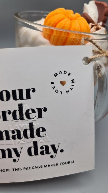 LAVURI® Spricy Pumpkin Soja Wachs Duftkerze biologisch vegan Herbst Geschenk detaillierte Verzierungen wiederverwendbar Henkel Glas handmade