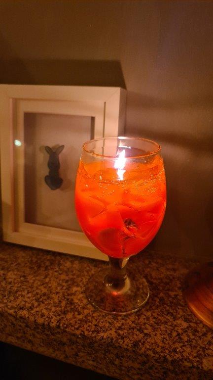 LAVURI® APEROL SPRITZ Cocktailkerze mit „ICE“-Würfeln, Orangenfrischduft und GEL Wachs für realistisches Aussehen