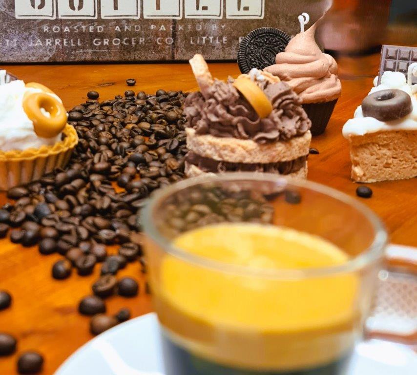 LAVURI® Caramel Cake - Torte mit Schlagsahne , Schokoriegel und Keksringe als Verzierung