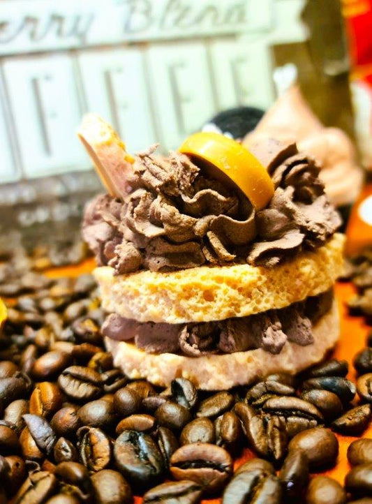 LAVURI® Caramel Cake - Torte mit Schlagsahne , Schokoriegel und Keksringe als Verzierung