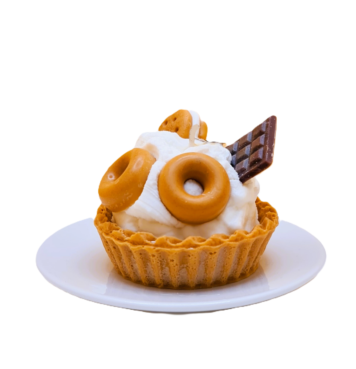 LAVURI® Caramel Tarte - Gourmet Cookie Candle als Caramel Biskuit mit Schlagsahne , Schokoriegel und Keksringe als Verzierung