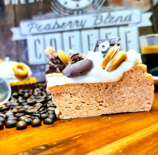 LAVURI® Caramel Slice - Kuchen - mit Schlagsahne , Schokoriegel und Keksringe als Verzierung