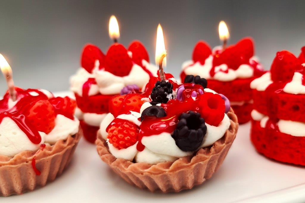 LAVURI® Silvestri Tart - Gourmet Cookie Candle, Berry mix with creme, red Gel- Wax Sauce and pouder as garnish