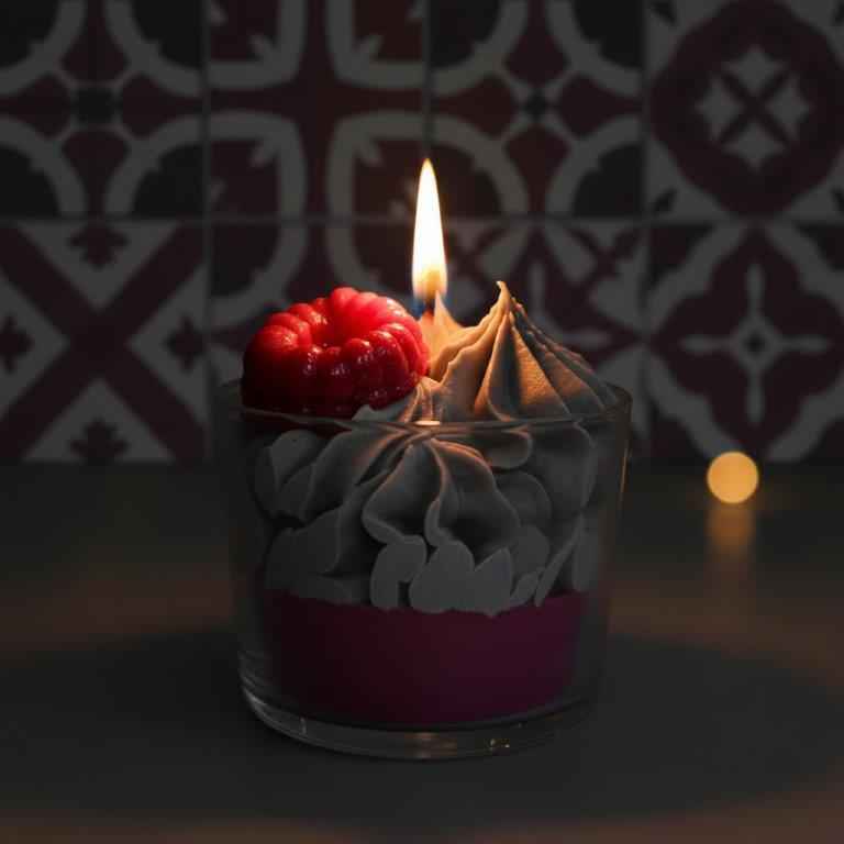 LAVURI N° 05 Baie Sauvage gourmetdoftljus i BÄGARE, fruktig hallondoft, i färgerna askgrått och rubinrött, handgjort, veganskt ljus av ekologiskt sojavax - Duftkerze