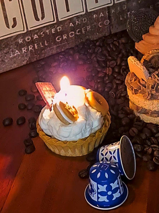 LAVURI® Caramel Tarte - Gourmet Cookie Candle als Caramel Biskuit mit Schlagsahne , Schokoriegel und Keksringe als Verzierung