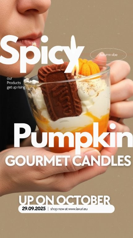 LAVURI® Spricy Pumpkin Soja Wachs Duftkerze biologisch vegan Herbst Geschenk detaillierte Verzierungen wiederverwendbar Henkel Glas handmade