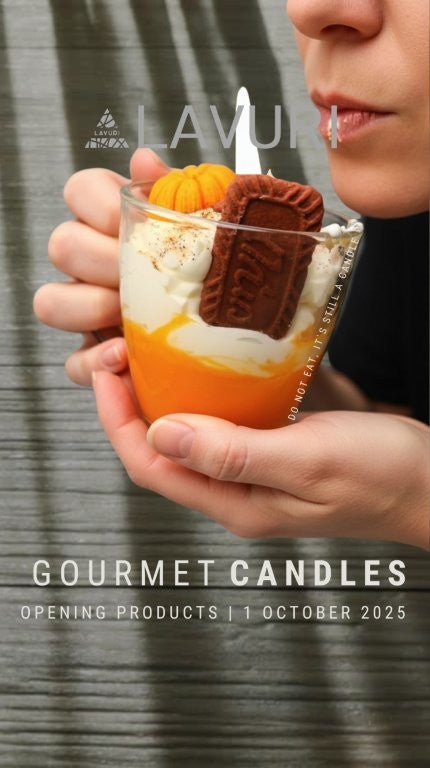 LAVURI® Spricy Pumpkin Soja Wachs Duftkerze biologisch vegan Herbst Geschenk detaillierte Verzierungen wiederverwendbar Henkel Glas handmade