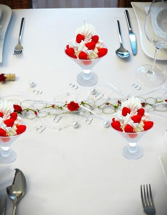 LAVURI® Frambolese Erdbeerbecher Duft- Kerze mit Schlagsahne und Früchten als Topping in einem Martini- Glas (wieder verwendbar) – eine Gourmet-Dessertkerze aus 100 % Sojawachs.