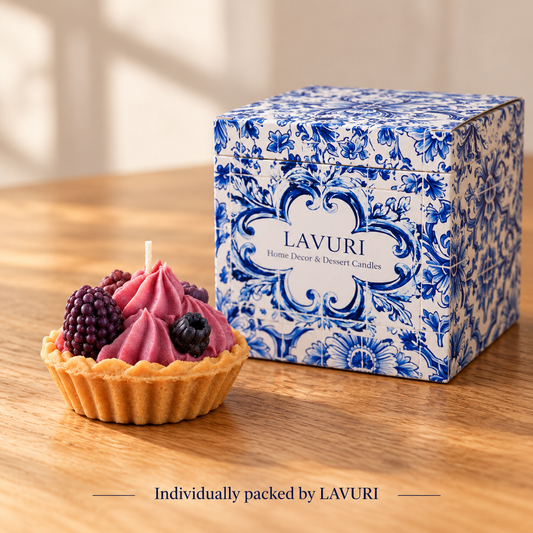 LAVURI Wild Berry Tart: dekorativt ljus som visas bredvid sin individuella LAVURI Azulejo-förpackning.