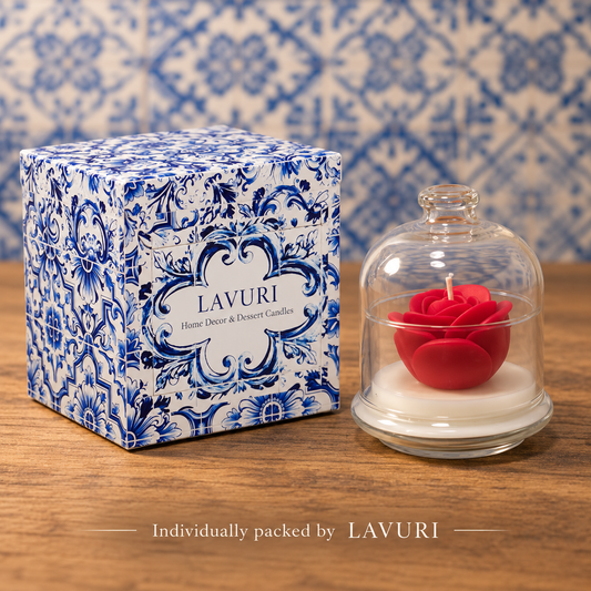 LAVURI LOVE ROSE: dekorationsljus som visas bredvid sin individuella LAVURI Azulejo-förpackning.