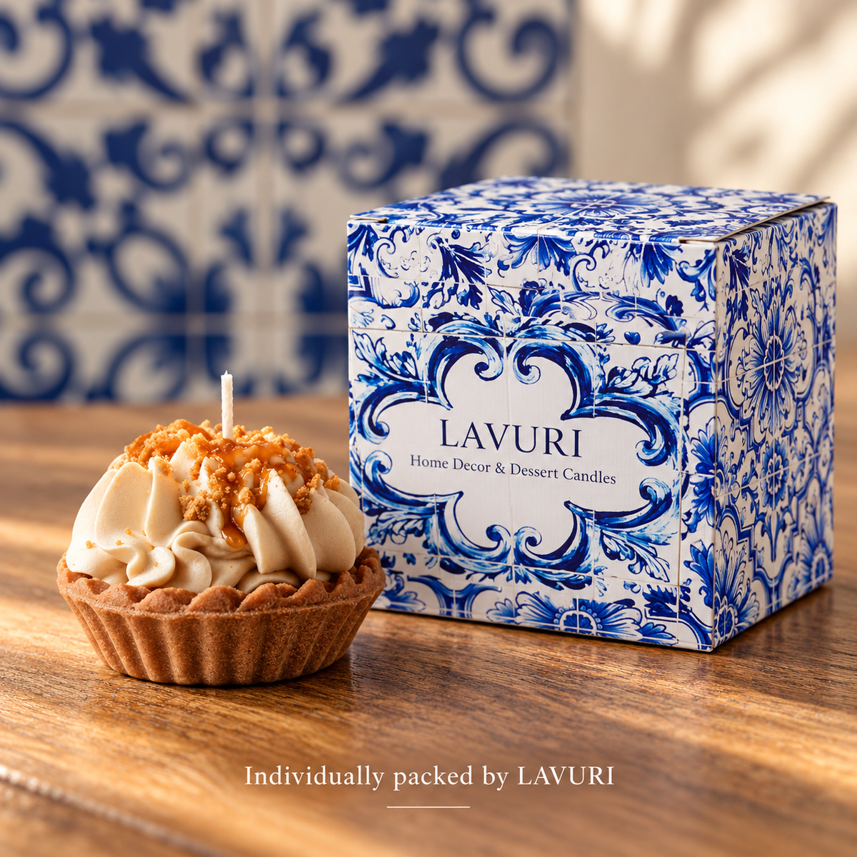 LAVURI LOTUS BISCOFF-tårta: dekorativt ljus som visas bredvid sin individuella LAVURI Azulejo-förpackning.