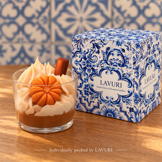 LAVURI Spicy Pumpkin CUP – handgjort sojaljus som ser ut som en dessert – ljus med egen LAVURI Azulejo-förpackning för detaljhandeln.