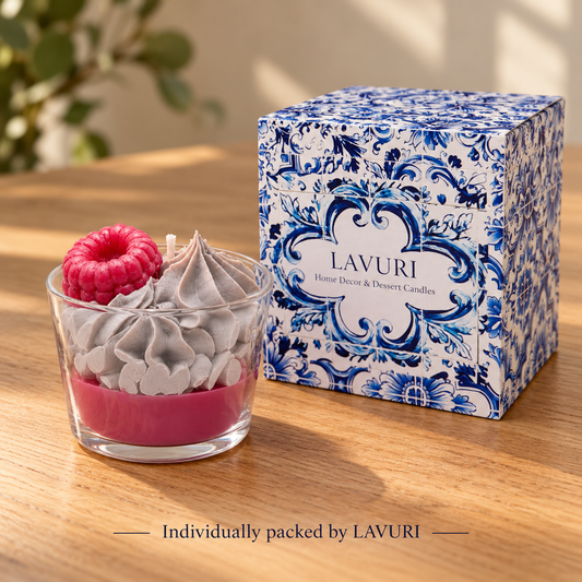 LAVURI Baie Sauvage: dekorationsljus avbildat bredvid sin individuella LAVURI Azulejo-förpackning.