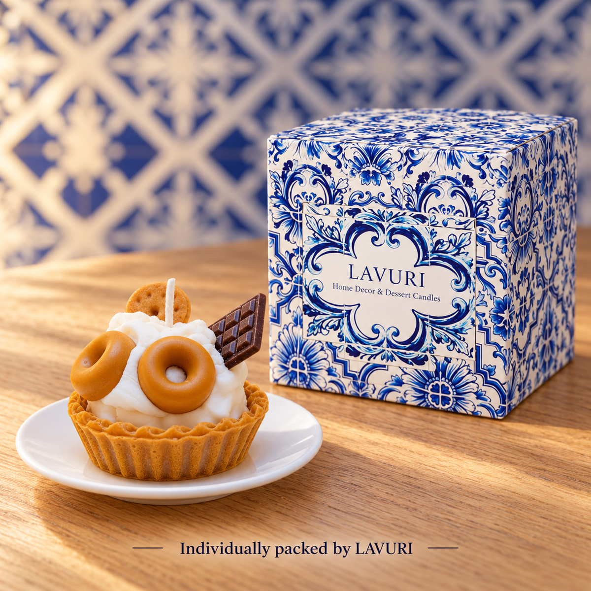 LAVURI Caramel Tart: dekorationsljus som visas bredvid sin individuella LAVURI Azulejo-förpackning för detaljhandeln.