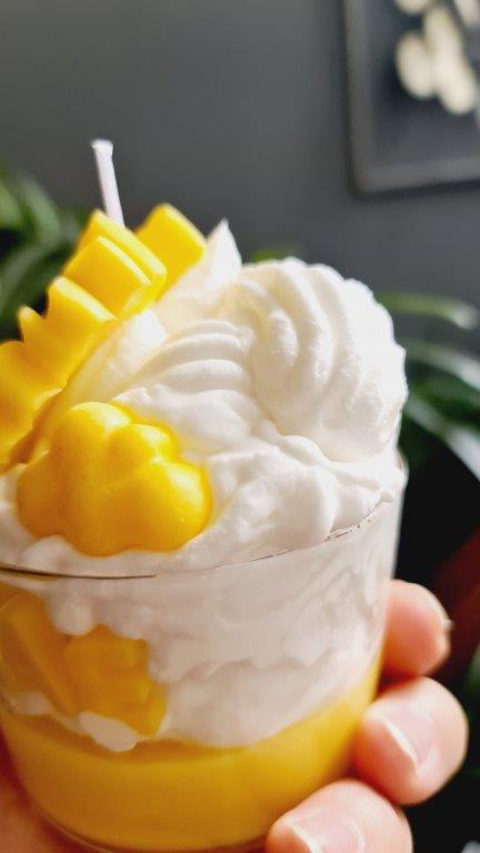 LAVURI® Zitronenbecher Duft- Kerze mit Schlagsahne und Mageriten Blüte in einem Glas