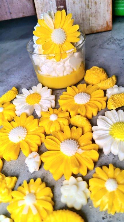 LAVURI® Zitronenbecher Duft- Kerze mit Schlagsahne und Mageriten Blüte in einem Glas