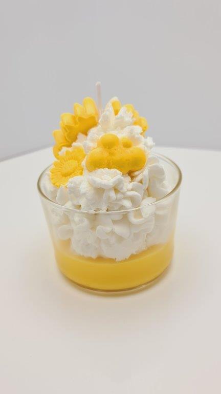 LAVURI® Zitronenbecher Duft- Kerze mit Schlagsahne und Mageriten Blüte in einem Glas