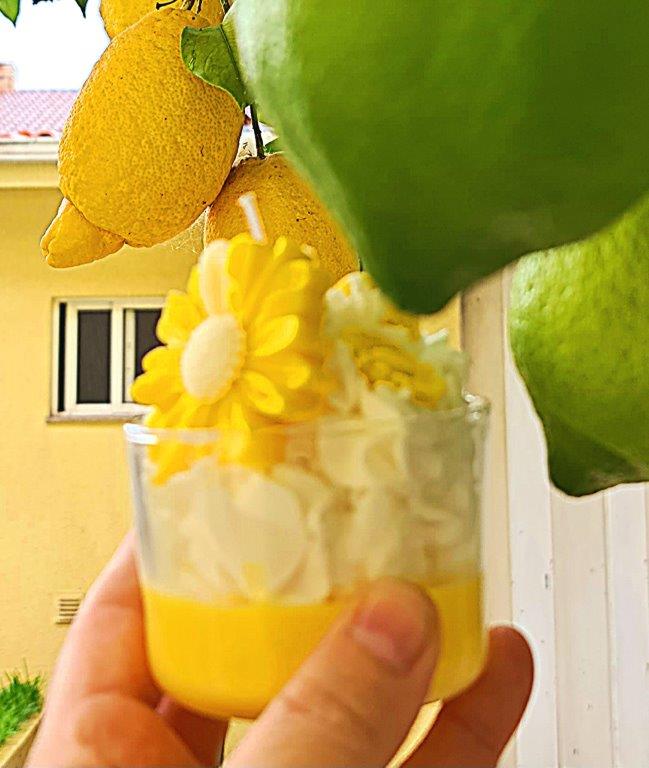 LAVURI® Zitronenbecher Duft- Kerze mit Schlagsahne und Mageriten Blüte in einem Glas