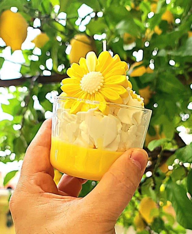 LAVURI® Zitronenbecher Duft- Kerze mit Schlagsahne und Mageriten Blüte in einem Glas