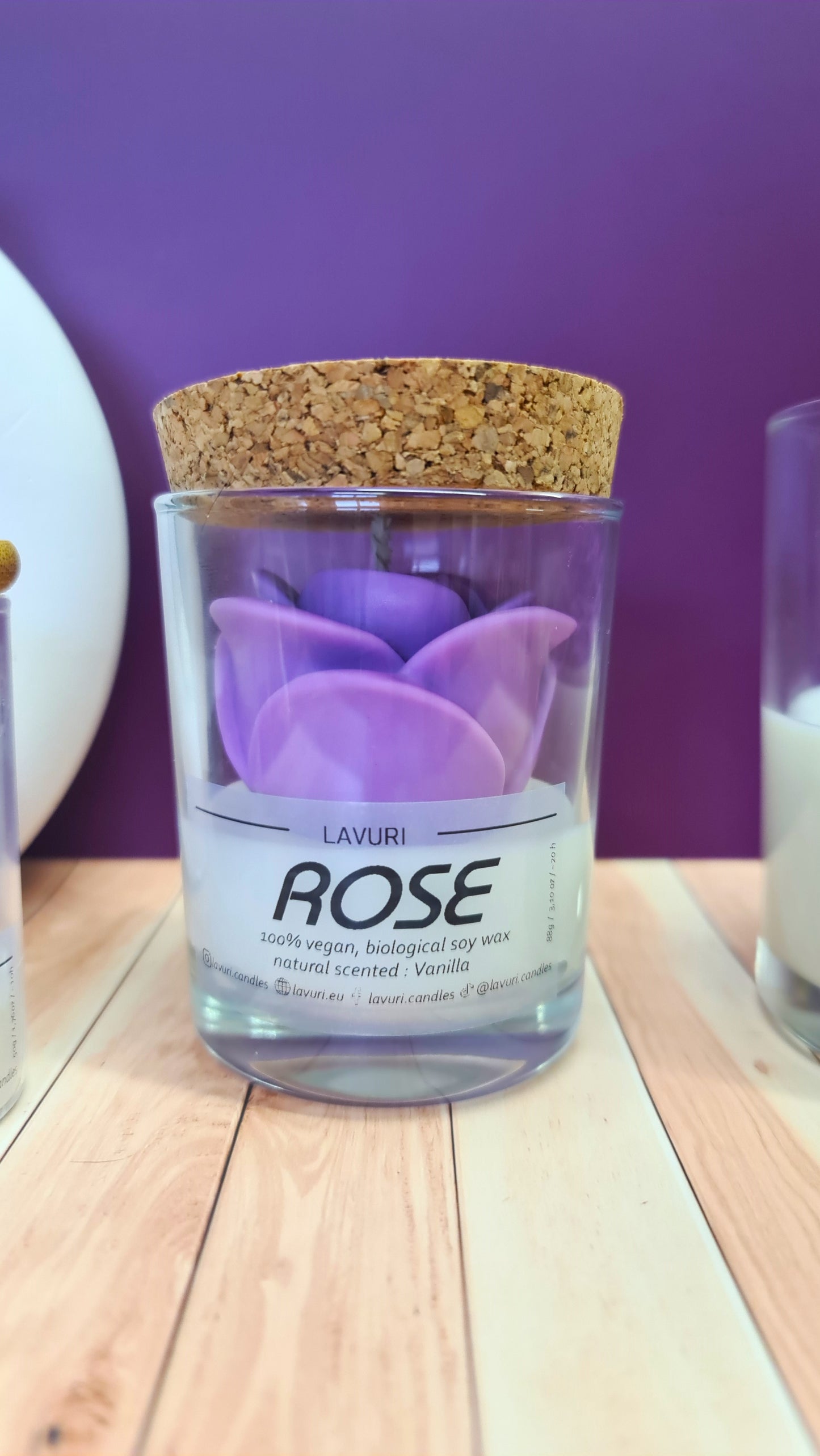 LAVURI ROSE in a glass jar with wooden lid, vanilla scented candle made from 100% natural soy wax, vegan, handmade, reusable glass, various colors and fragrances available.