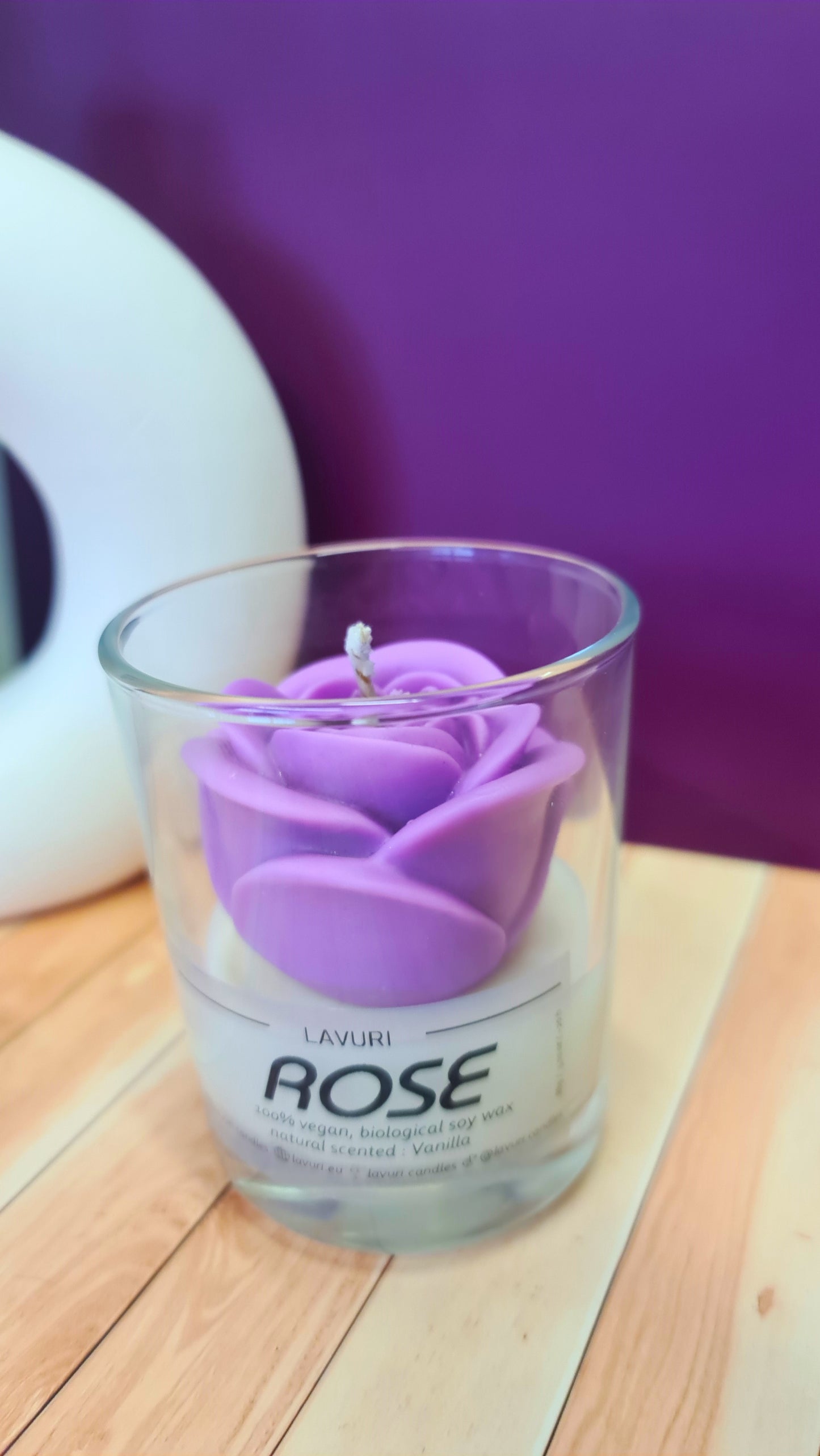 LAVURI ROSE in a glass jar with wooden lid, vanilla scented candle made from 100% natural soy wax, vegan, handmade, reusable glass, various colors and fragrances available.