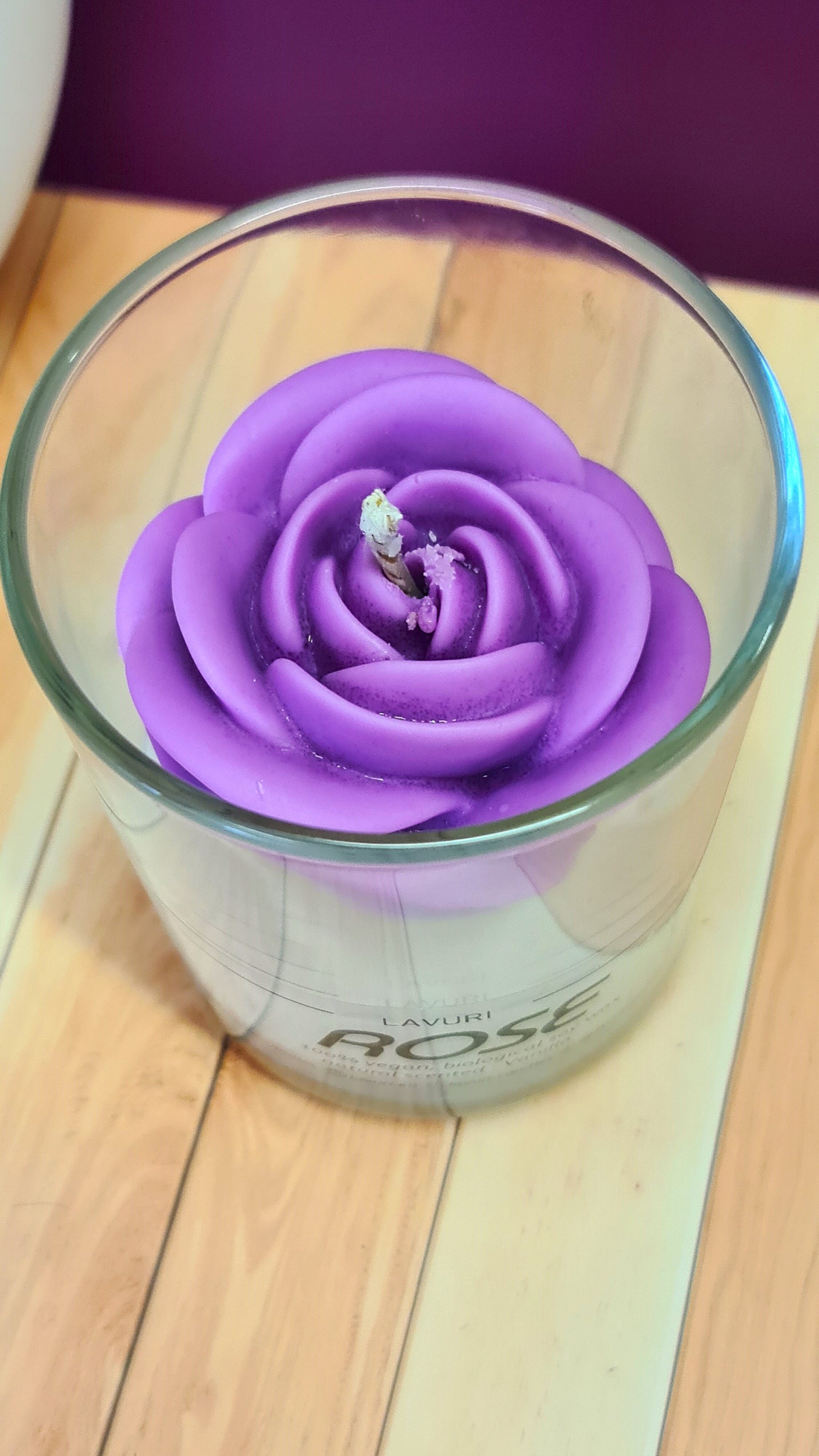 LAVURI ROSE in a glass jar with wooden lid, vanilla scented candle made from 100% natural soy wax, vegan, handmade, reusable glass, various colors and fragrances available.