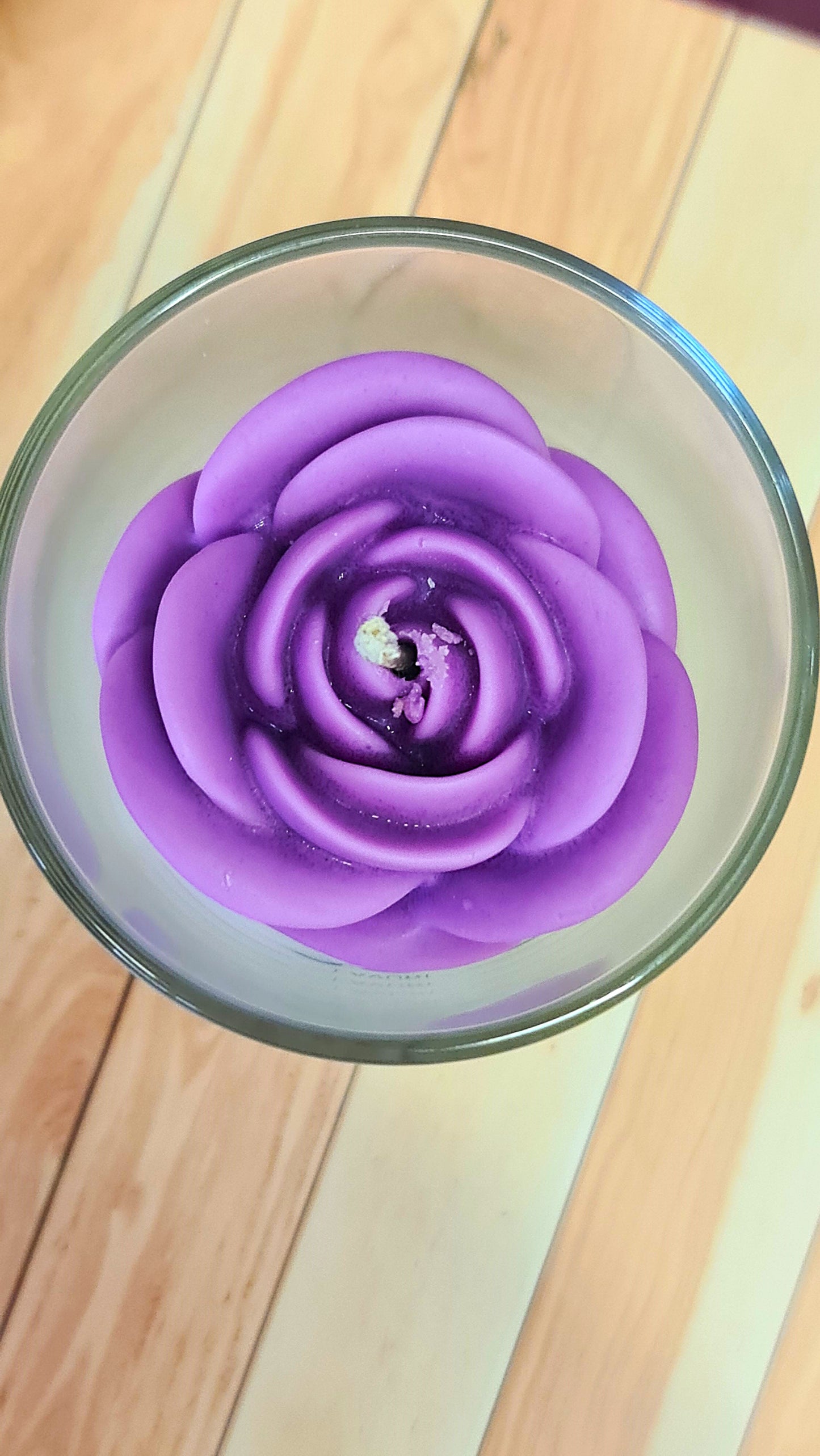 LAVURI ROSE in a glass jar with wooden lid, vanilla scented candle made from 100% natural soy wax, vegan, handmade, reusable glass, various colors and fragrances available.