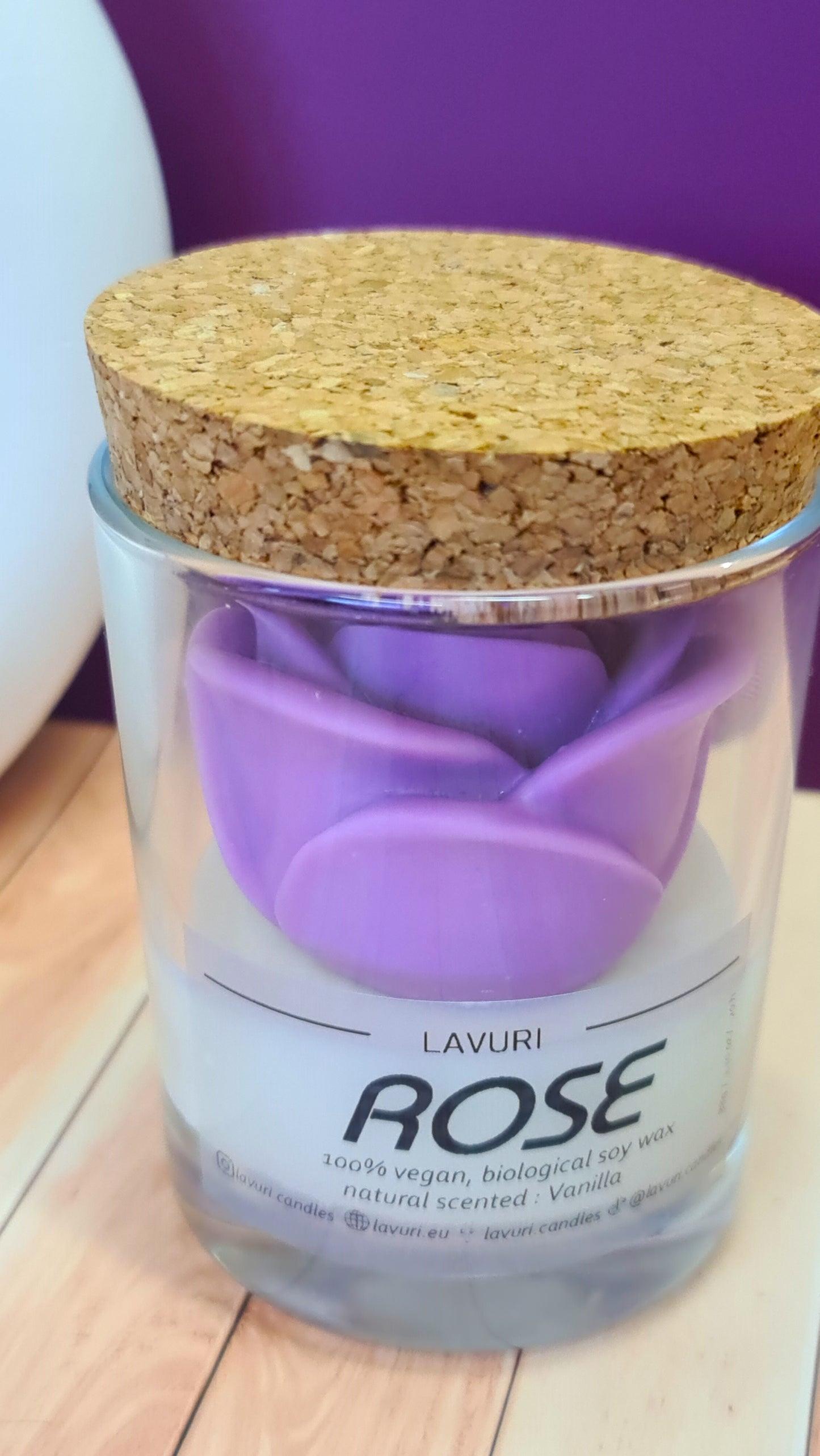 LAVURI ROSE in a glass jar with wooden lid, vanilla scented candle made from 100% natural soy wax, vegan, handmade, reusable glass, various colors and fragrances available.