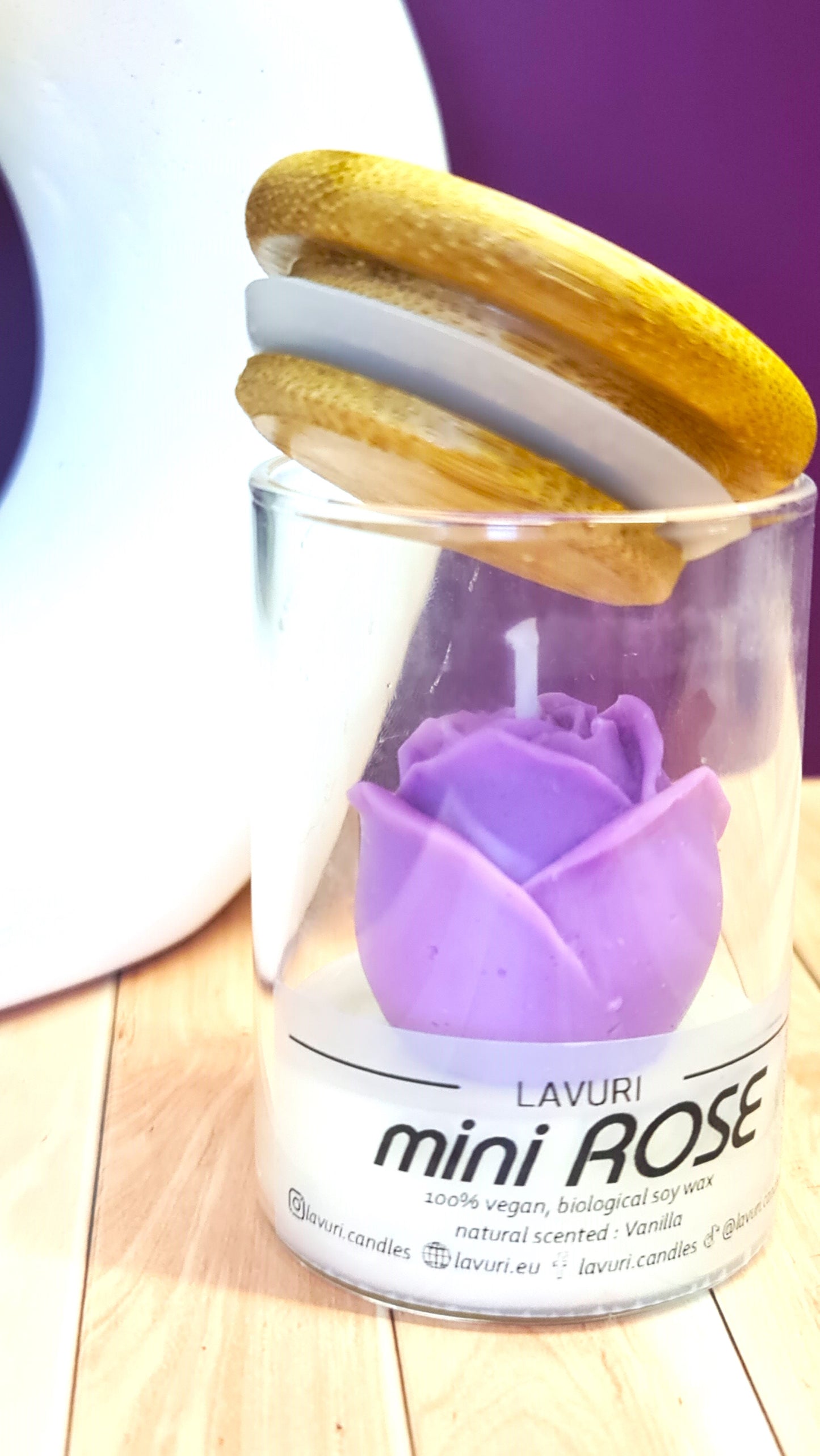 LAVURI mini ROSE in a glass jar with wooden lid, vanilla scented candle made from 100% natural soy wax, vegan, handmade, reusable glass, various colors and fragrances available.