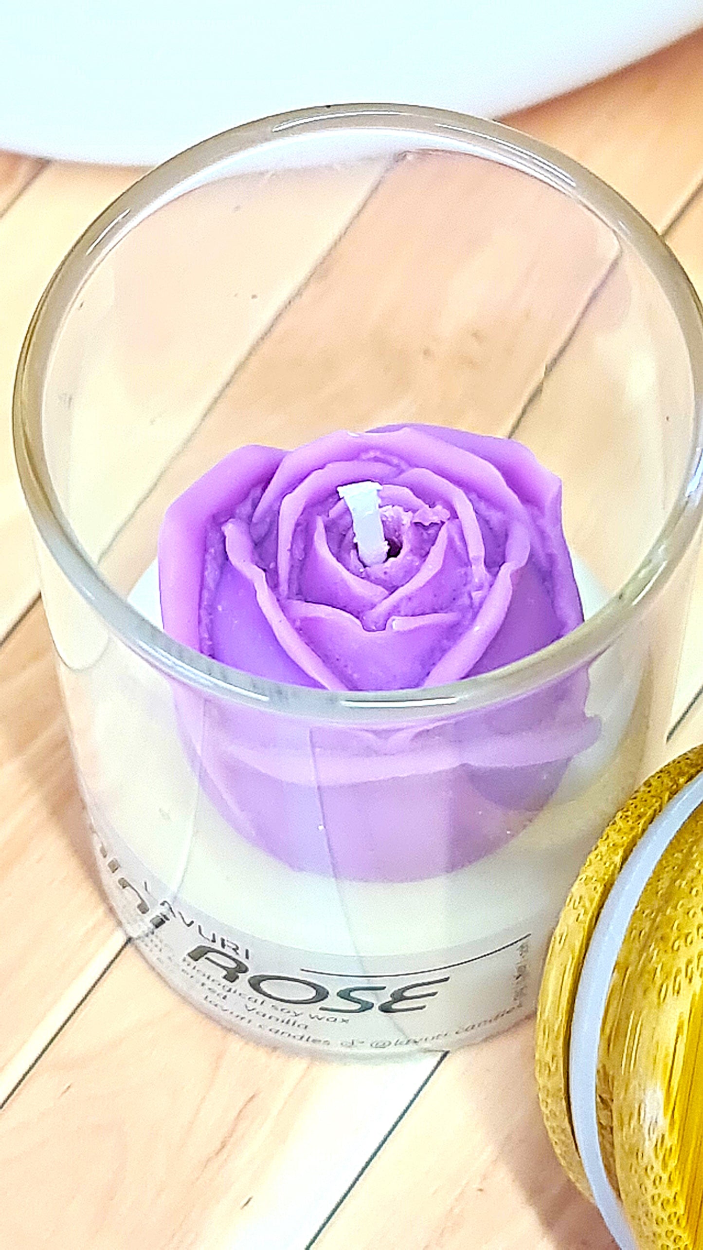 LAVURI mini ROSE in a glass jar with wooden lid, vanilla scented candle made from 100% natural soy wax, vegan, handmade, reusable glass, various colors and fragrances available.
