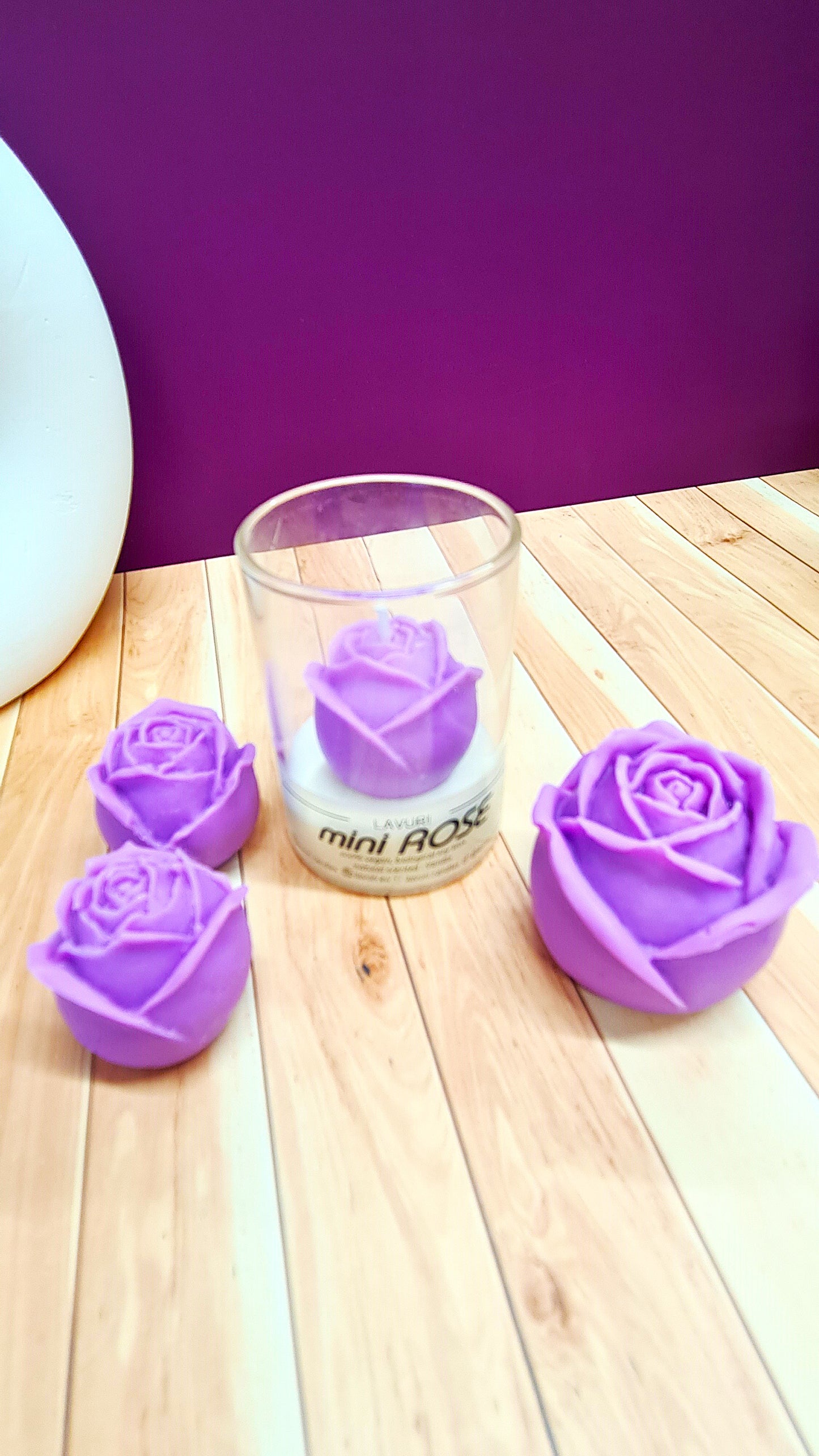 LAVURI mini ROSE in a glass jar with wooden lid, vanilla scented candle made from 100% natural soy wax, vegan, handmade, reusable glass, various colors and fragrances available.