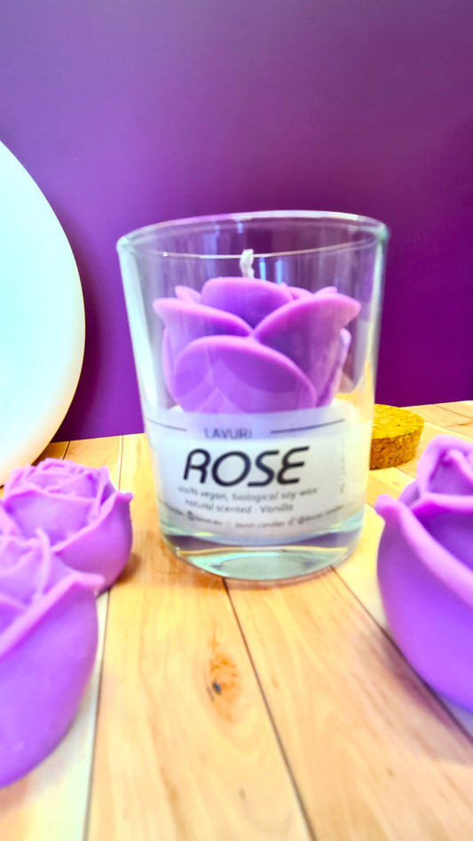 LAVURI ROSE in a glass jar with wooden lid, vanilla scented candle made from 100% natural soy wax, vegan, handmade, reusable glass, various colors and fragrances available.