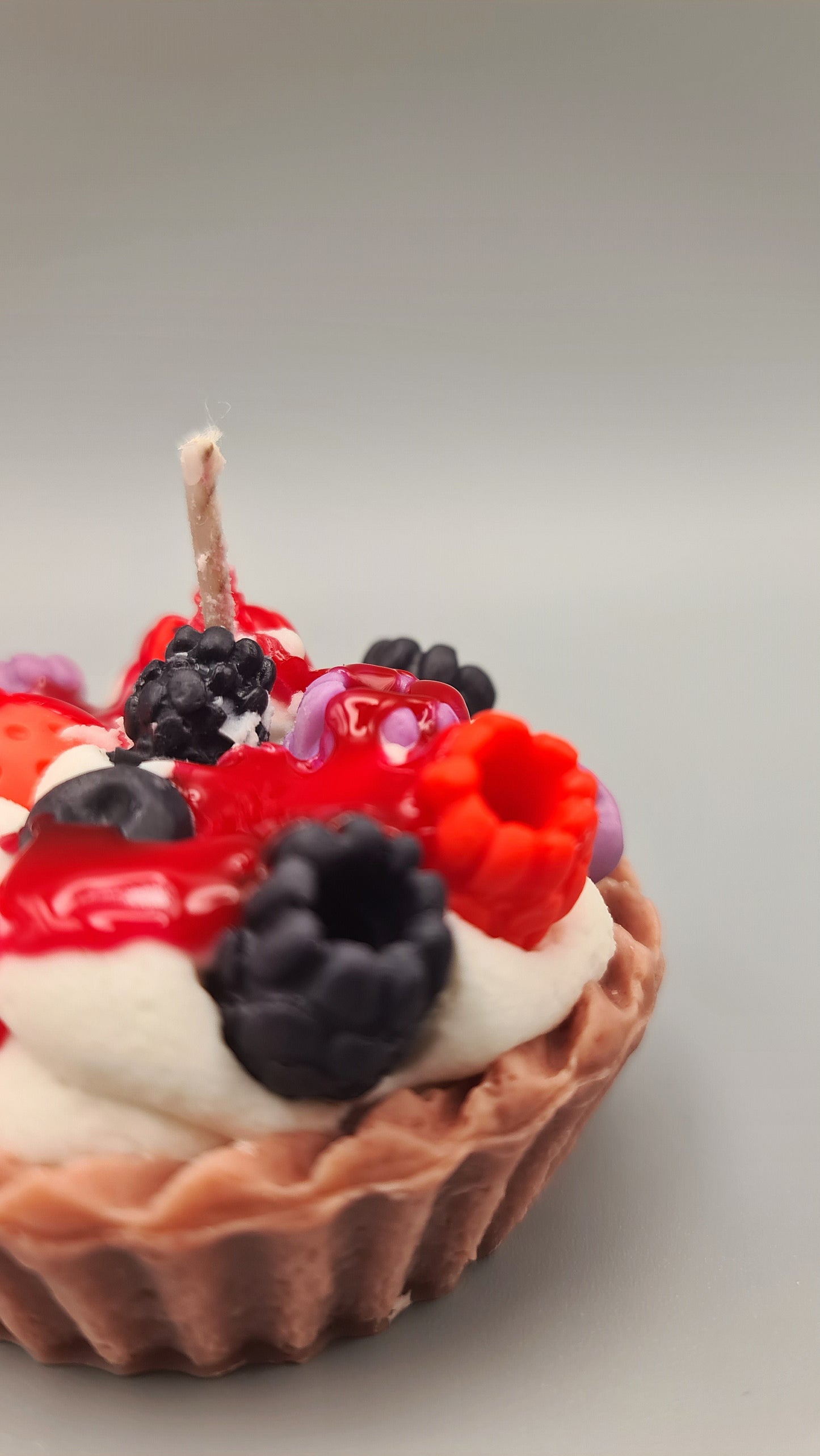 LAVURI® Silvestri Tarte - Gourmet Cookie Candle, Beeren- Mix mit Schlagsahne, roter Gel- Wax Sauce und Puder als Verzierung
