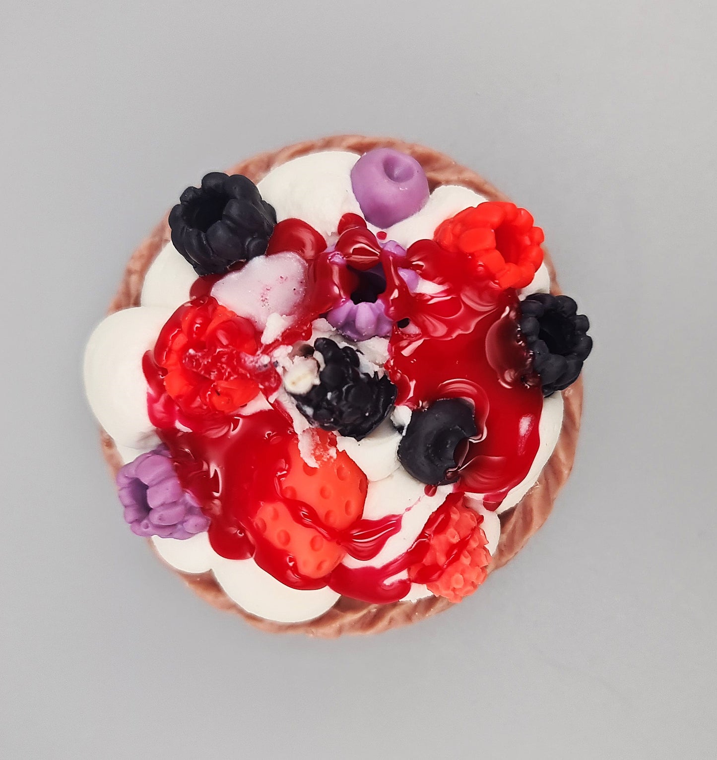 LAVURI® Silvestri Tarte - Gourmet Cookie Candle, Beeren- Mix mit Schlagsahne, roter Gel- Wax Sauce und Puder als Verzierung