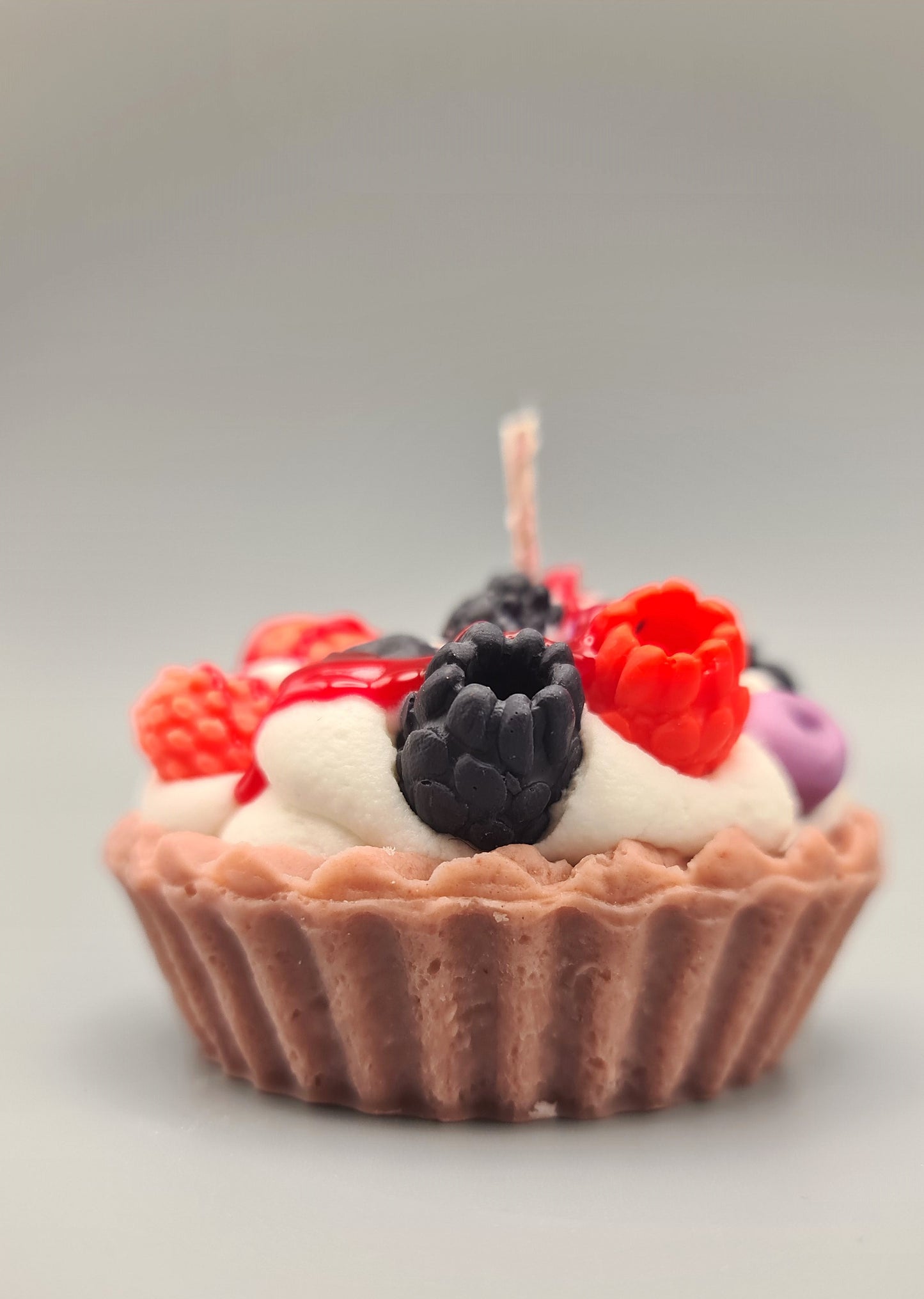 LAVURI® Silvestri Tarte - Gourmet Cookie Candle, Beeren- Mix mit Schlagsahne, roter Gel- Wax Sauce und Puder als Verzierung