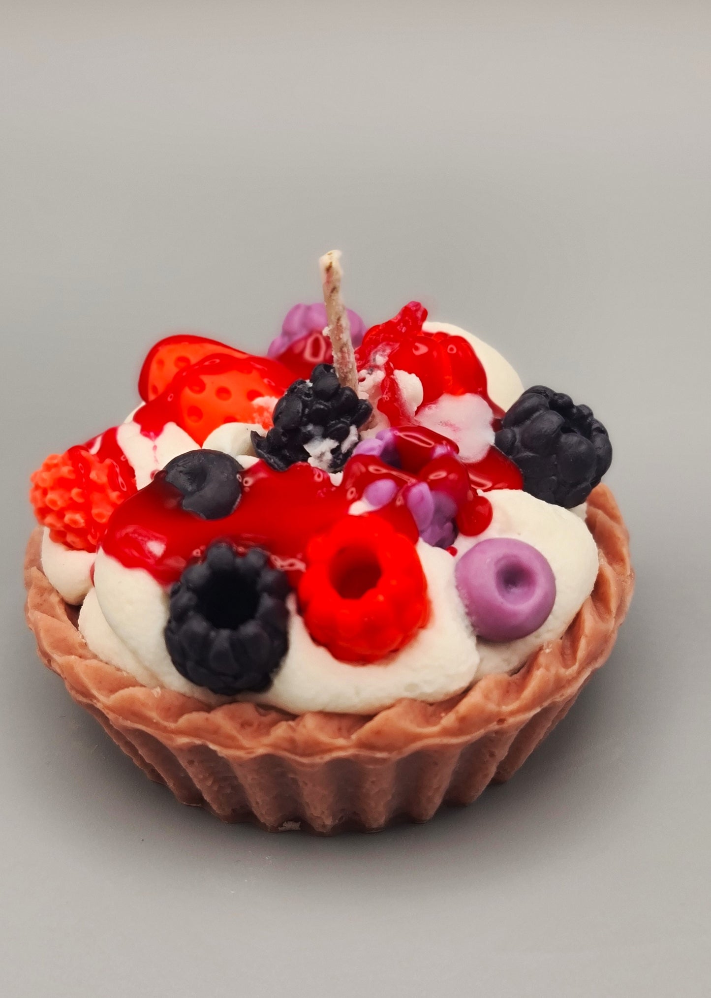LAVURI® Silvestri Tarte - Gourmet Cookie Candle, Beeren- Mix mit Schlagsahne, roter Gel- Wax Sauce und Puder als Verzierung