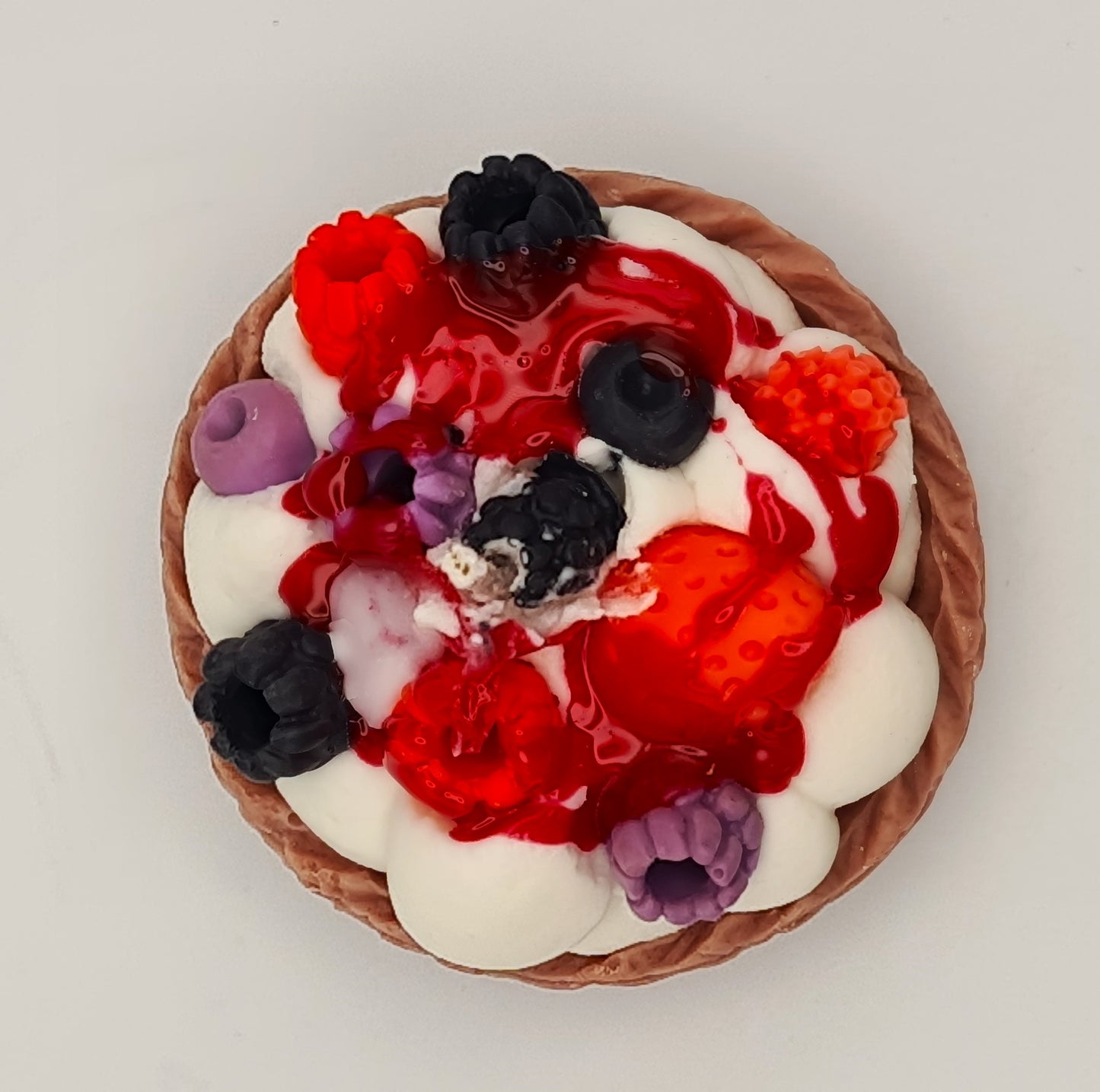 LAVURI® Silvestri Tarte - Gourmet Cookie Candle, Beeren- Mix mit Schlagsahne, roter Gel- Wax Sauce und Puder als Verzierung