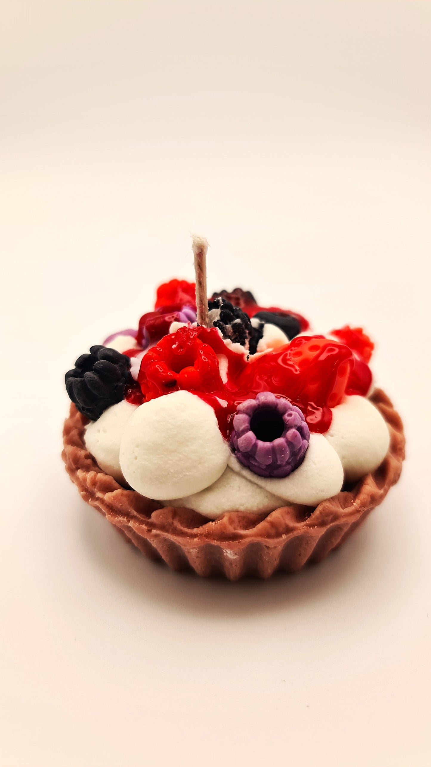 LAVURI® Silvestri Tarte - Gourmet Cookie Candle, Beeren- Mix mit Schlagsahne, roter Gel- Wax Sauce und Puder als Verzierung