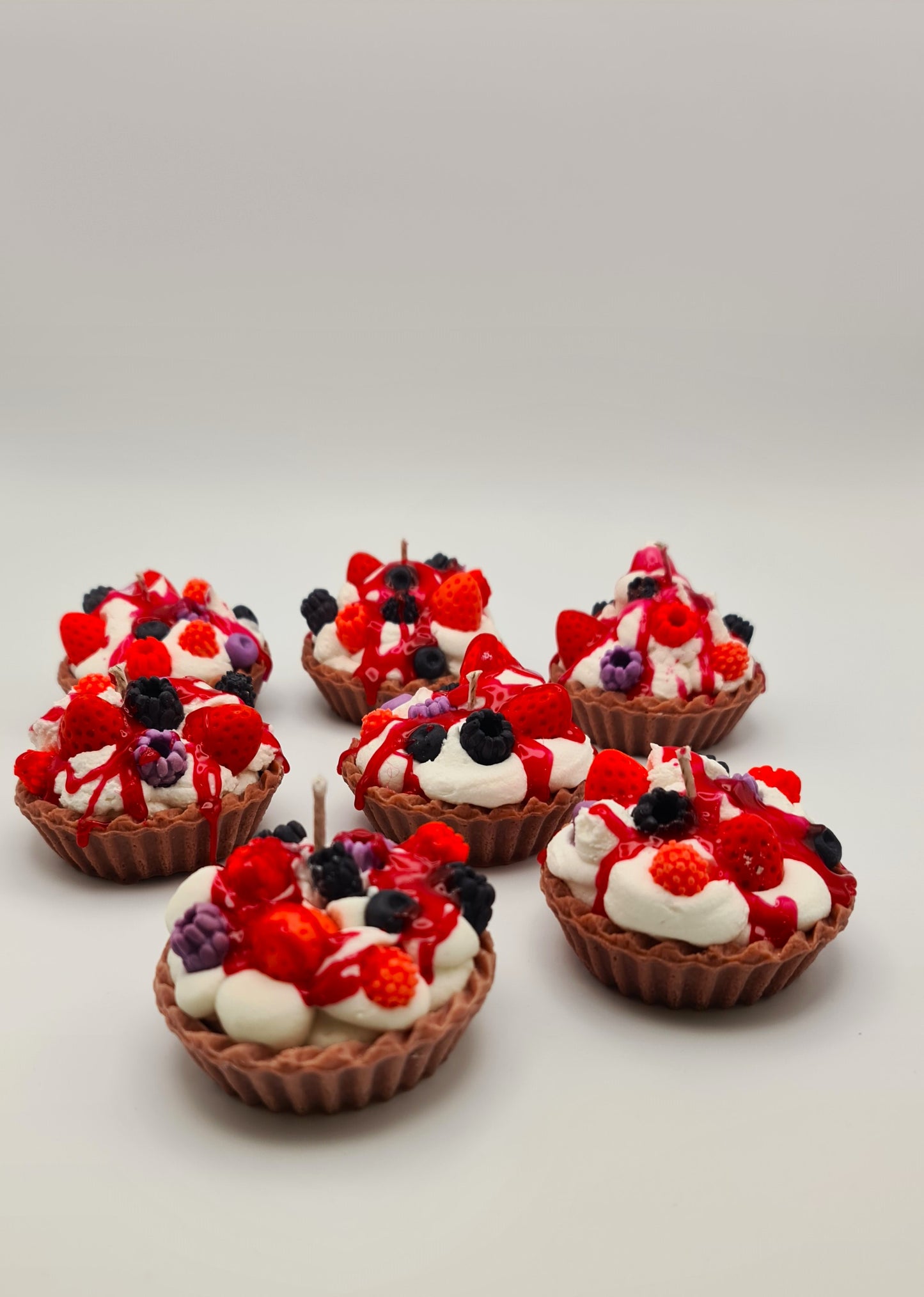 LAVURI® Silvestri Tarte - Gourmet Cookie Candle, Beeren- Mix mit Schlagsahne, roter Gel- Wax Sauce und Puder als Verzierung